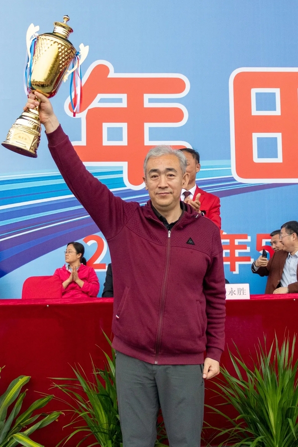 公司党委书记赵放辉领取经理杯 公司党委书记赵放辉领取经理杯