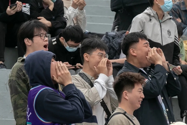 公司观众为运动员呐喊助威 公司观众为运动员呐喊助威