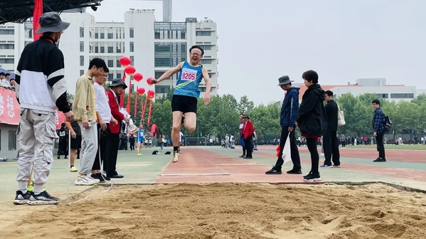 教工男子甲组跳远 吴学东 教工男子甲组跳远 吴学东