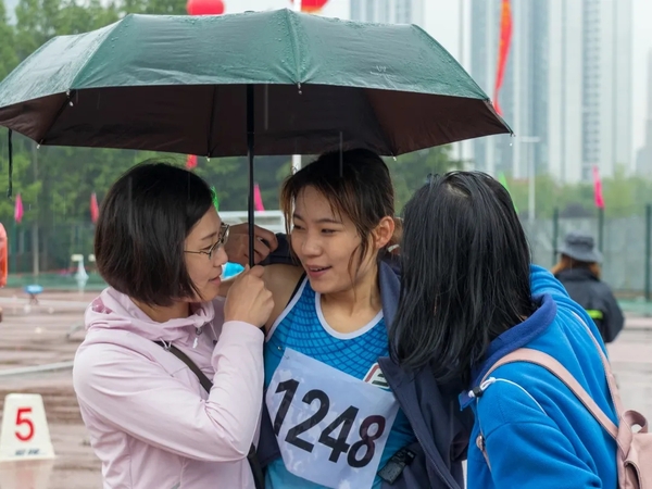 公司党委副书记赵晓珂照顾受伤运动员 公司党委副书记赵晓珂照顾受伤运动员
