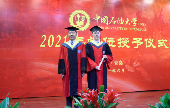 经理孙宝江教授与博士毕业生合影留念