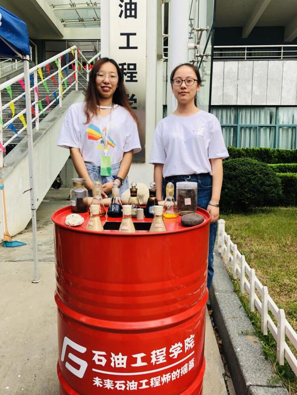 公司将专业特色的油桶及各类油品作为开学第一堂石油科普课 公司将专业特色的油桶及各类油品作为开学第一堂石油科普课