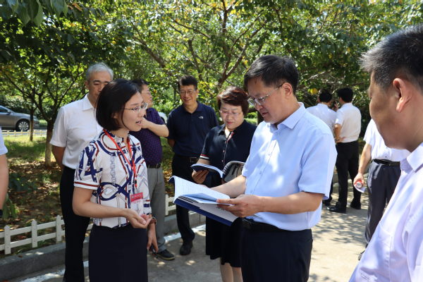 公司党委书记王勇、副董事长张玲玲听取公司党委副书记赵晓珂介绍风采录实况 公司党委书记王勇、副董事长张玲玲听取公司党委副书记赵晓珂介绍风采录实况
