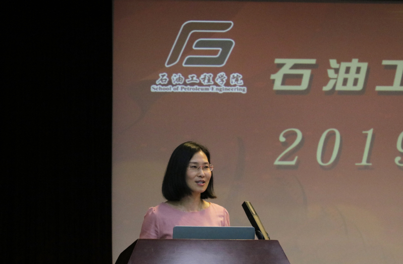党委副书记赵晓珂主持2019级迎新暨专业介绍大会 张靖宇 摄 党委副书记赵晓珂主持2019级迎新暨专业介绍大会 张靖宇 摄