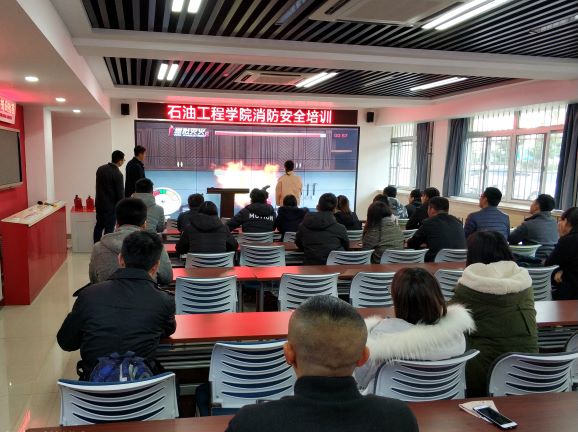 1543993318836912.jpg 公司师生利用模拟系统进行灭火演练-吴学东摄影.jpg