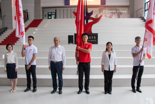 公司党委书记赵放辉、公司党委组织部副部长梁秀萍、公司党委副书记赵晓珂为毕业生党员代表授旗