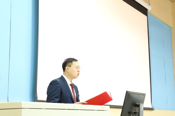 校研究生会代表于蔡欣达同学致辞 校研究生会代表于蔡欣达同学致辞
