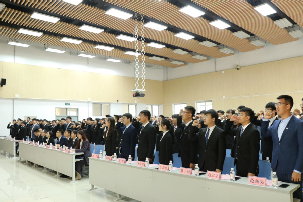 与会员工代表进行《高等公司员工行为准则》宣誓 与会员工代表进行《高等公司员工行为准则》宣誓