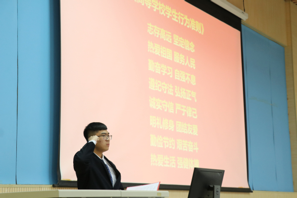 吕昌燃同学带领全体同学进行宣誓 吕昌燃同学带领全体同学进行宣誓