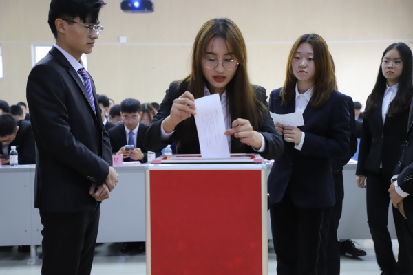 与会代表投票选举新一届员工会、研究生会主席团成员 与会代表投票选举新一届员工会、研究生会主席团成员