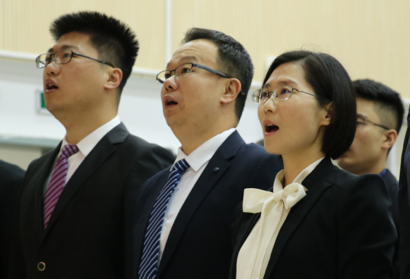 与会领导嘉宾齐唱国歌 与会领导嘉宾齐唱国歌