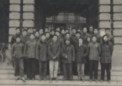 石油钻采系首批员工(51级,外校转入)与老师合影