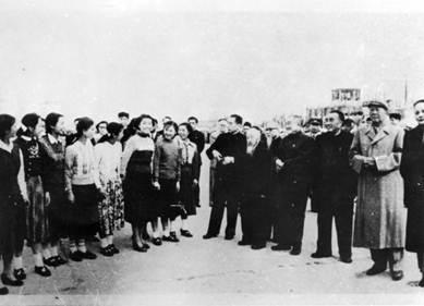 1956年10月,石油钻采系员工与党和国家领导人合影