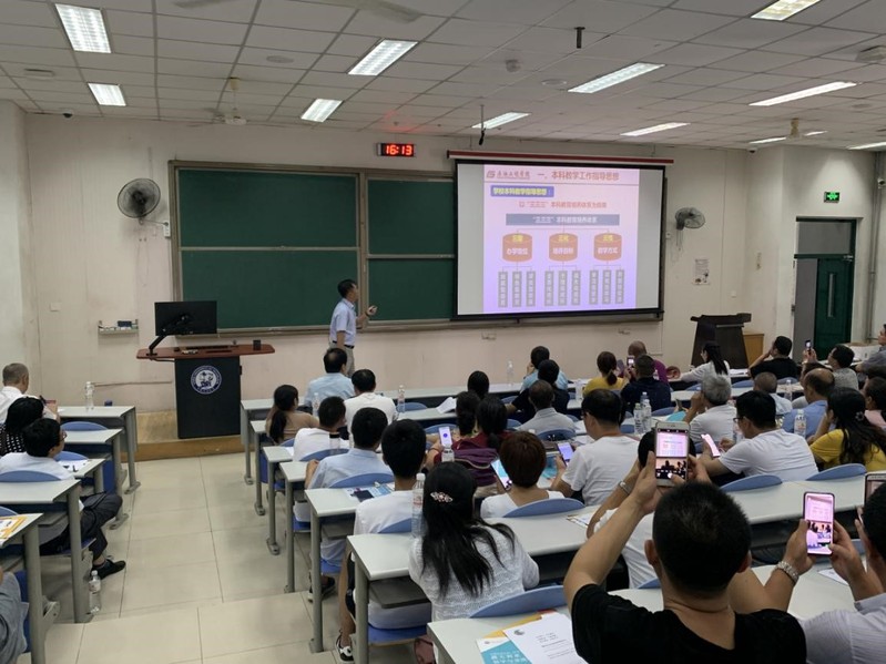 杜殿发教授进行公司及专业介绍 李敬皎摄 杜殿发教授进行公司及专业介绍 李敬皎摄