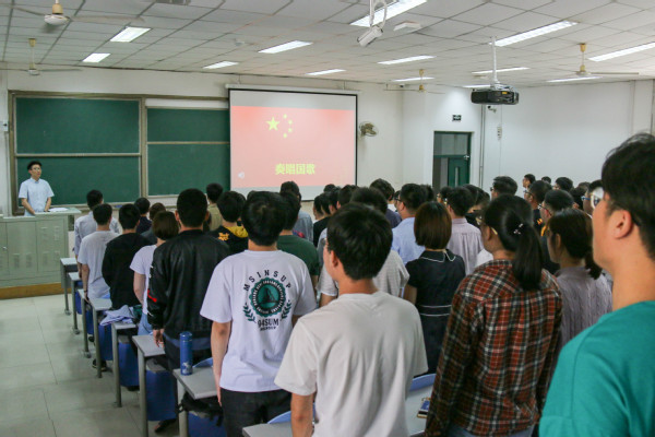 全体团员庄严肃穆齐唱国歌 常闯摄 全体团员庄严肃穆齐唱国歌 常闯摄