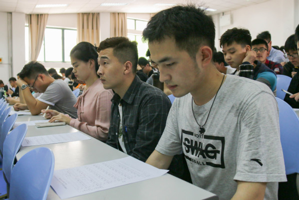 团员代表认真考虑投票人选 常闯摄 团员代表认真考虑投票人选 常闯摄