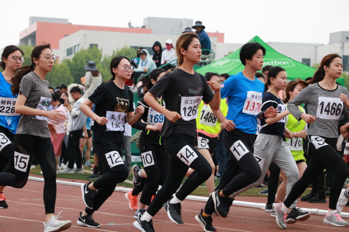 员工女子甲组800米比赛 张靖宇摄 员工女子甲组800米比赛 张靖宇摄