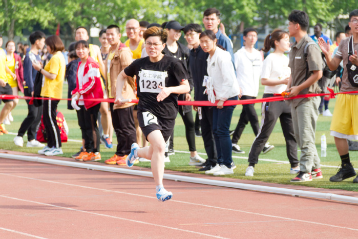 员工女子甲组4×100米比赛 王衿琳摄 员工女子甲组4×100米比赛 王衿琳摄