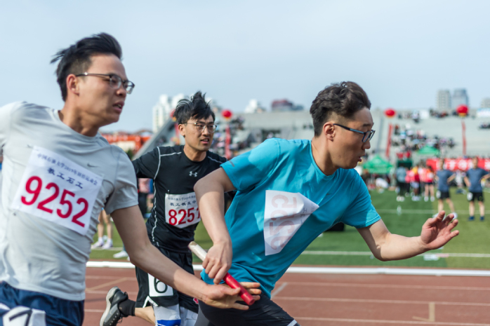 教工男子丙组4×100米比赛 夏煜翔摄 教工男子丙组4×100米比赛 夏煜翔摄