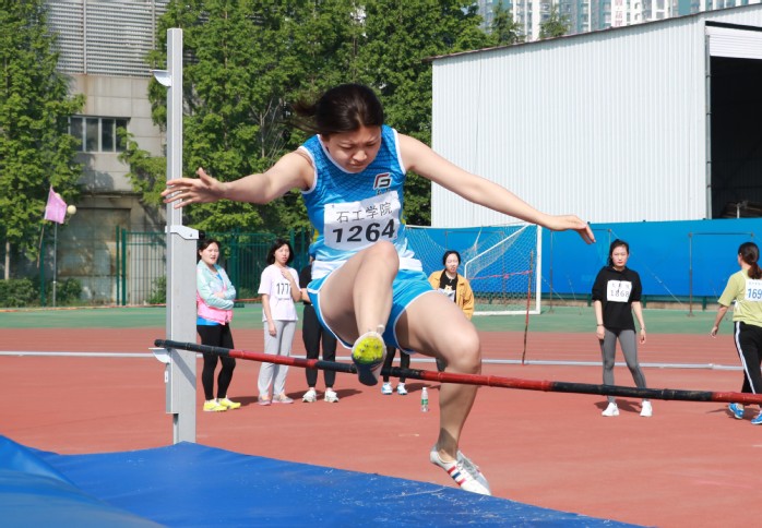 员工女子乙组跳高比赛 张靖宇摄 员工女子乙组跳高比赛 张靖宇摄