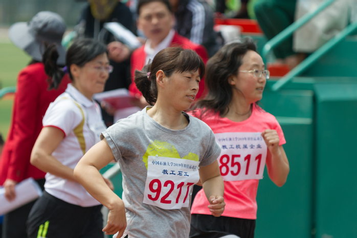 教工女子甲组800米比赛 李经纬摄 教工女子甲组800米比赛 李经纬摄