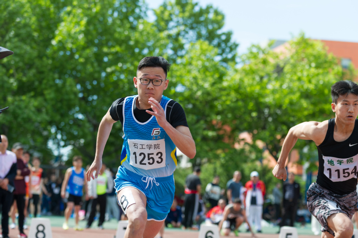 员工男子乙组100米比赛 夏煜翔摄 员工男子乙组100米比赛 夏煜翔摄