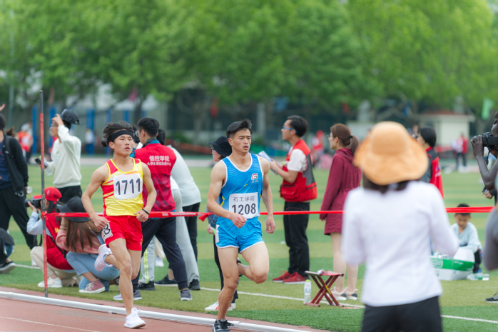 员工男子甲组1500米比赛 夏煜翔摄 员工男子甲组1500米比赛 夏煜翔摄