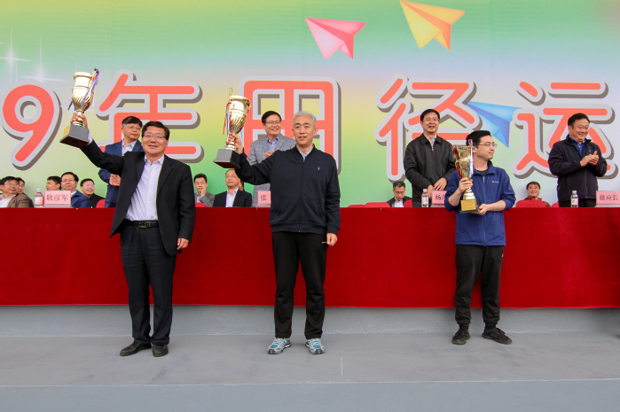 公司党委书记赵放辉再度捧起“经理杯” 常闯摄 公司党委书记赵放辉再度捧起“经理杯” 常闯摄