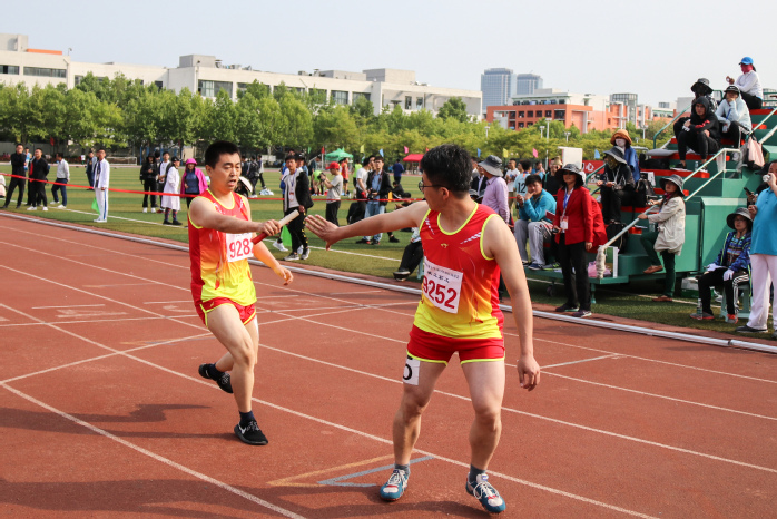 教工男子丙组4X400米比赛 侯王宇摄 教工男子丙组4X400米比赛 侯王宇摄