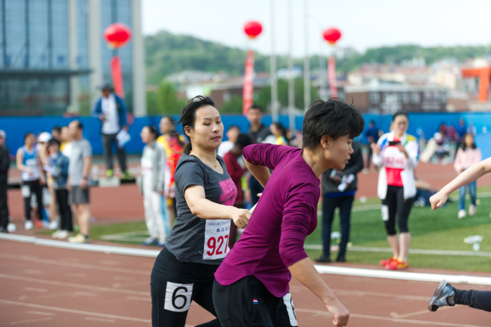 教工女子丙组4×100米比赛 夏煜翔摄 教工女子丙组4×100米比赛 夏煜翔摄