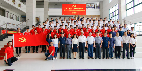 全体师生党员合影留念 侯王宇摄 全体师生党员合影留念 侯王宇摄