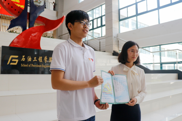 毕业生党员代表向公司党委递交决心书 侯王宇摄 毕业生党员代表向公司党委递交决心书 侯王宇摄