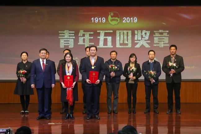 党委书记王勇为青年五四奖章获得者颁发奖牌和荣誉证书 常闯摄影 党委书记王勇为青年五四奖章获得者颁发奖牌和荣誉证书 常闯摄影
