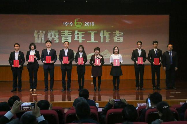 副董事长姚军为优秀青年工作者获得者颁发荣誉证书 常闯摄影 副董事长姚军为优秀青年工作者获得者颁发荣誉证书 常闯摄影