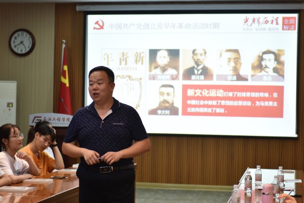 吕开河为员工党员代表赠送书籍 战鑫杰摄