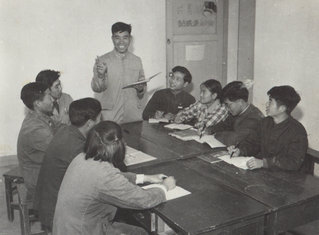 19570429钻采系团总支开会研究员工学习问题，团总支书记石俊池同志讲话(黑白老照片).jpg